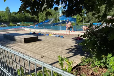 Blick aufs Nichtschwimmer- und Lehrbecken im Freibad. 