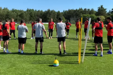 Alexander Bugera (vorne Mitte), der Trainer des 1. FC Kaiserslautern II, stimmt seine Spieler beim Training am Mittwoch auf dem 