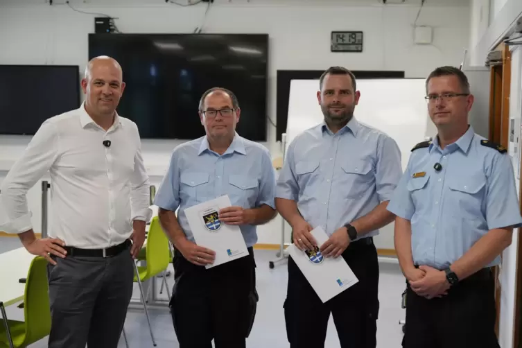 Bei der Ernennung: (von links) Landrat Martin Brandl, Bernd Schneider, Elia Rinnert und Brand- und Katastrophenschutzinspekteur 