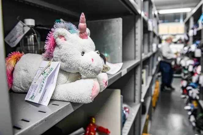 Finde mich! Ein verlorenes Einhorn kann in einem Berliner Fundbüro abgeholt werden. Das Verschwinden persönlicher Dinge oder Wer