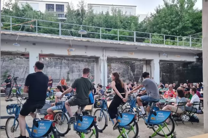 Gezeigt wurde ein Dokumentarfilm über das Radfahren. Und dafür musste gestrampelt werden. Gezeigt wurde ein Dokumentarfilm über das Radfahren. Und dafür musste gestrampelt werden.