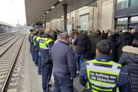 Die Tat hat bundesweit für Betroffenheit gesorgt: Kollegen des Zugbegleiters halten am Bahnhof in Mannheim inne. 