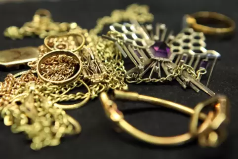 Trickdiebe haben es auf Goldketten abgesehen. 