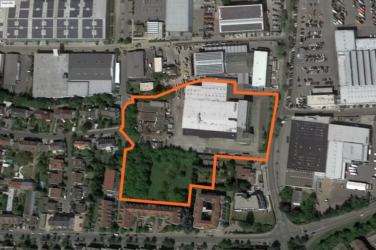 Auf diesem Areal an der Herrenbergstra&szlig;e (rechts) gegen&uuml;ber der Firma Ufer will Kissel ein neues Quartier schaffen. Rechts zu se