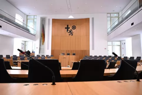 Der Plenarsaal des Landtags in Mainz ist die Bühne des rheinland-pfälzischen Parlamentarismus; in den Ausschüssen findet die All Der Plenarsaal des Landtags in Mainz ist die Bühne des rheinland-pfälzischen Parlamentarismus; in den Ausschüssen findet die All