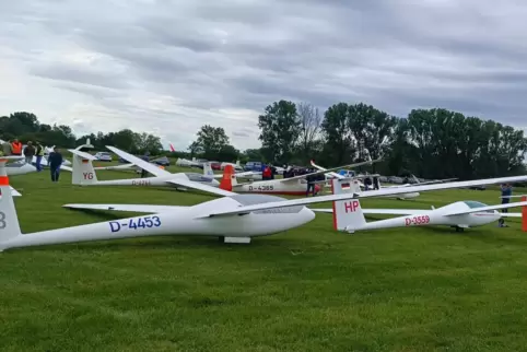 Segelflieger auf dem Fluggelände in Dannstadt-Schauernheim. 