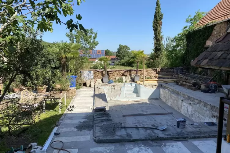 Der Pool muss saniert werden. Hier befindet sich eigentlich das Herzst&uuml;ck des Caf&eacute;s. 