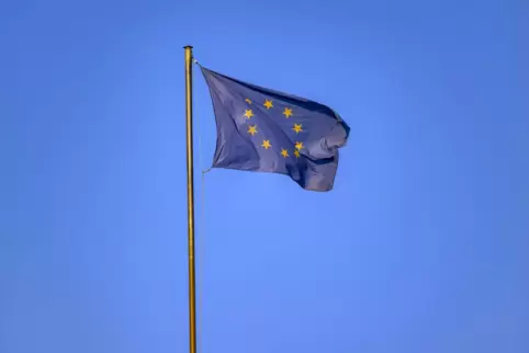 Die Europaflagge zeigt zwölf goldene, fünfzackige Sterne im Kreis angeordnet auf blauem Hintergrund. Sie wurde 1955 vom Europara