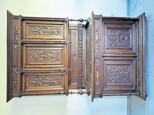 Ich verkaufe meinen antiken Schrank aus Eiche, Frankreich ca. 1840. Maße: H 240 cm, B: 150 cm, T: 60cm. Abholpreis: 500 € VHB