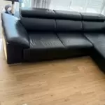 11252791_10_1 Sehr gut erhaltenes schwarzes Ledersofa mit den Maßen 2,90m - 1,80m Es besitzt ein ausziehbare Schlaffunktion. Rückseite ebenfal