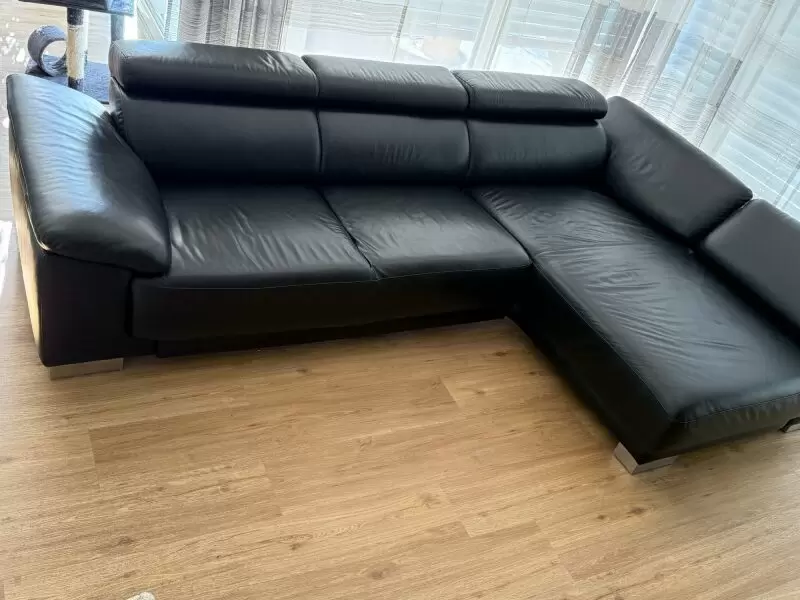 Sehr gut erhaltenes schwarzes Ledersofa mit den Maßen 2,90m - 1,80m Es besitzt ein ausziehbare Schlaffunktion. Rückseite ebenfal
