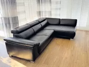11252791_10_1 Sehr gut erhaltenes schwarzes Ledersofa mit den Maßen 2,90m - 1,80m Es besitzt ein ausziehbare Schlaffunktion. Rückseite ebenfal
