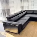 11252791_10_1 Sehr gut erhaltenes schwarzes Ledersofa mit den Maßen 2,90m - 1,80m Es besitzt ein ausziehbare Schlaffunktion. Rückseite ebenfal
