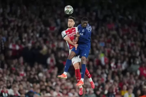 Mikel Merino und Ousmane Dembele (r)