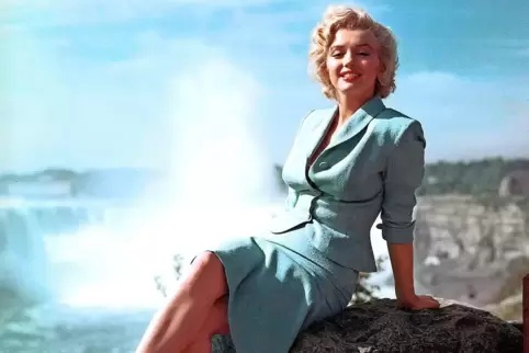 Während drehfreier Stunden genießt Marilyn Monroe damals ihren wachsenden Star-Status, gibt Autogramme auf der Promenade an den 
