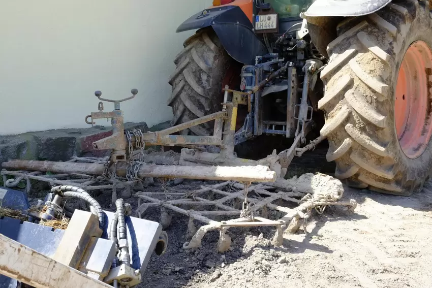 So sieht ein Einebnungsgerät für den Traktor aus.