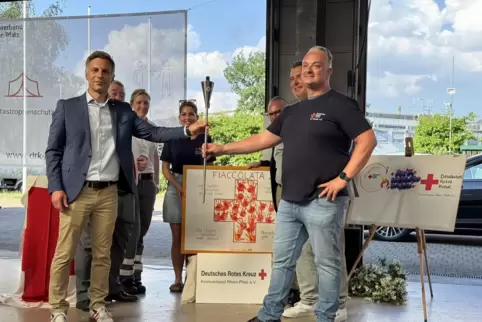  Bei der Abschlussveranstaltung im Katastrophenschutzzentrum in Schifferstadt wurde die Fackel an den DRK-Kreisverband Speyer we
