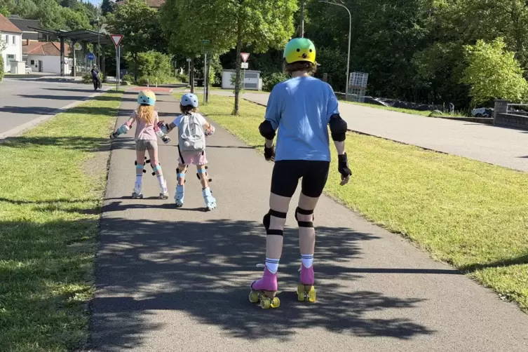 Skaterinnen auf dem Blies-Radweg in Gersheim kurz vorm Historischen Bahnhof, wo man auch mittags einkehren kann.