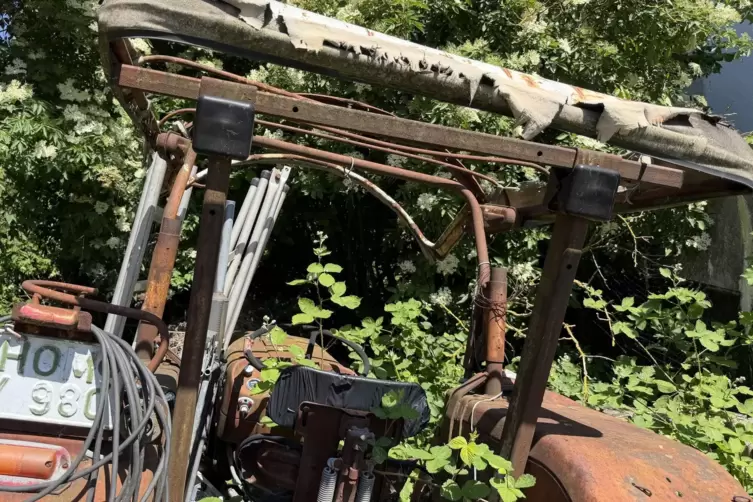 Kleinere Reparaturarbeiten sind erforderlich, um diesen Traktor wieder zum Laufen zu bringen.