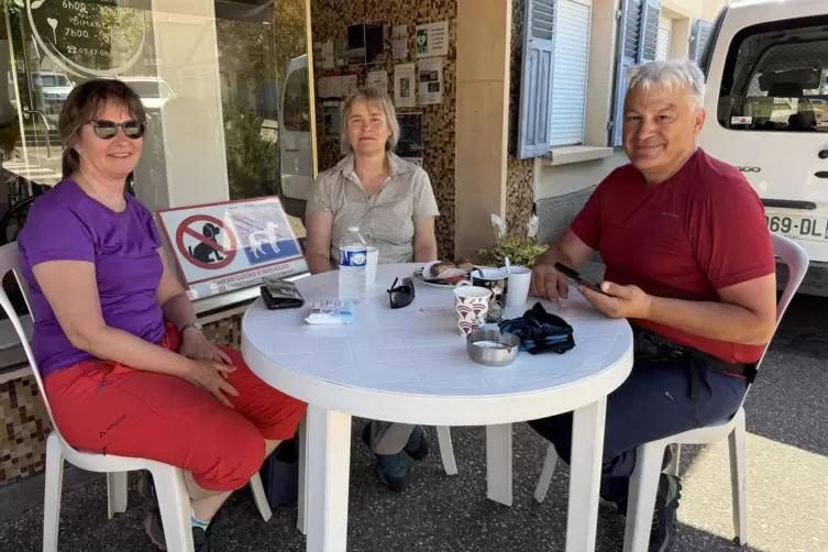 Familie Pfaffmann aus Ruppertsberg rastet auf ihrer Mehrtages-Radtour beim B&auml;cker in Frauenberg.