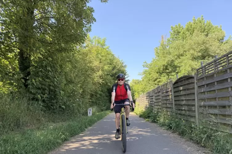 Der Zweibr&uuml;cker Daniel Witzgall f&auml;hrt &uuml;ber den Bliesradweg zur Arbeit und wieder heim, hier in Breitfurt.