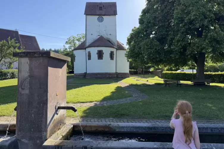 In diesem gro&szlig;en Brunnentrog vor der Kirche von B&ouml;ckweiler sitzen bei gro&szlig;er Hitze zuweilen Kinder, um zu planschen, wie eine Fr