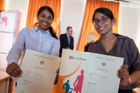 Einbürgerungen im Ratssaal: Tincymol John (links) und osmy Thottimyalil Mathew aus Indien zeigen stolz ihre Urkunden. 
