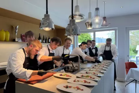 Cliff Hämmerle (56, Vierter von links) bereitet mit seinem Team in der offenen Küche das Dessert für die Gäste im Sterne-Bereich