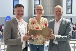 Ab ins Penthouse: Mieterin Regine Jahner-Reinhard bekommt von Oliver Pastor (links) und Bernd Reif (rechts) einen symbolischen u