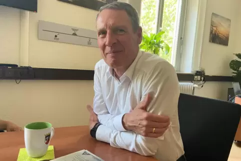 Mit Polizeitasse: Andreas Sarter beim RHEINPFALZ-Interview. 