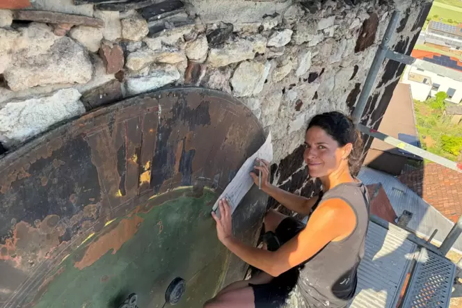 Flore Jampierre restauriert das Ziffernblatt der Mühlheimer Kirchturmuhr.