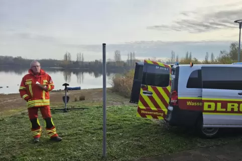 Bei der Indienststellung des neuen Mannschaftstransportwagens im Binsfeld: DLRG-Vorsitzender Thomas Thiry.