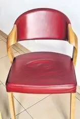 11253338_10_1 Voglauer Valpin, Polsterstuhl Echtleder rot, Gestell Eiche, stapelbar, guter Erhaltungszustand, zusammen 200 Euro, Abholung DÜW
