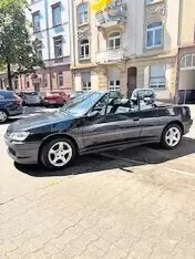 Ausstattung: schwarze Ledersitze, elektr. Fensterheber, Verdeck elektr. (defekt), manuell bedienbar, Radio, neue Batterie, Allwe