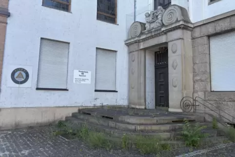 Wo der Mensch nicht mehr ist, bahnt sich das Grün seinen Weg: hier im historischen Eingangsbereich der Albert Frankenthal GmbH. 