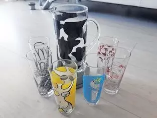 Milchkaraffe mit sechs Gläsern, individuelles Design verschiedener Künstler, Top-Zustand, unbenutzt - nur als Deko verwendet. Pr