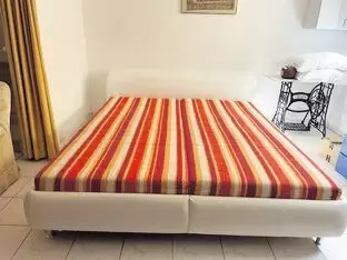 gut erhalten, Breite 1,90m, Länge 2m + Kopfteil 35cm, Höhe 45cm, Kunstleder beige, für 100€