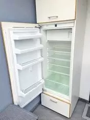 Verkaufe Einbaukühlschrank mit Gefrierfach, mit Möbelkorpus wenn gewünscht. Einbaumaße(HBT): 122 x 56 x 55 cm. Der Kühlschrank i