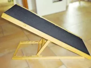 Maße 100x40 cm, 4-fach höhenverstellbar bis 58 cm. Mit rutschfester Gummiauflage versehen, die noch mehr Halt gibt, abnehmbar.