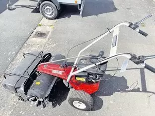 inkl. Schneeschild und Auffangbehälter für Kehrricht, Honda GCV135 Viertakt-Einzylinder-Motor mit 3,4 kw, 4,6 PS, Gewicht 65 kg,