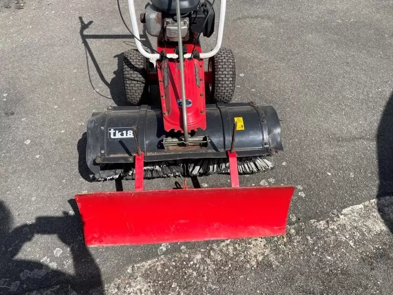 11253404_10_1 inkl. Schneeschild und Auffangbehälter für Kehrricht, Honda GCV135 Viertakt-Einzylinder-Motor mit 3,4 kw, 4,6 PS, Gewicht 65 kg,