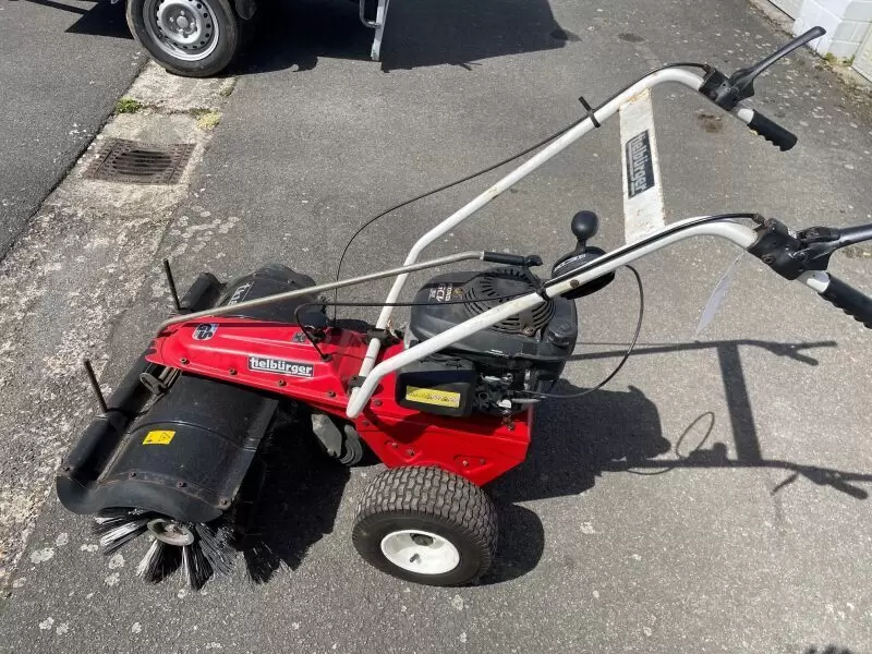 11253404_10_1 inkl. Schneeschild und Auffangbehälter für Kehrricht, Honda GCV135 Viertakt-Einzylinder-Motor mit 3,4 kw, 4,6 PS, Gewicht 65 kg,
