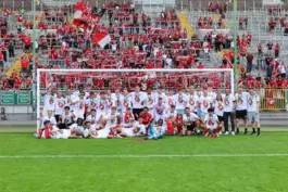 Nach der Siegehrung jubelten die Spieler mit den Fans in der Westkurve.