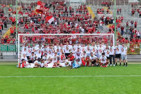 Nach der Siegehrung jubelten die Spieler mit den Fans in der Westkurve.