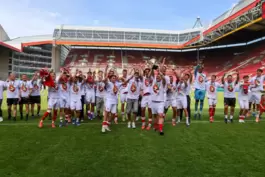 Da ist das Ding: Kapitän Jean Zimmer (mit Pokal) präsentiert Teamkollegen und Fans die Trophäe für die gerade errungene Oberliga