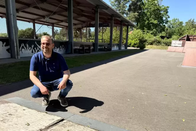 Die trostlose Skateranlage auf dem Sportgelände des TSV Carlsberg soll verschwinden, wie Bürgermeister Patrick Schmitt erläutert