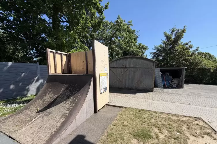 Wo jetzt die verrostete Garage hinter der Quarterpipe der Skateranlage in Carlsberg steht, werden bald Sitzgelegenheiten und Sch