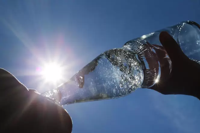 Gerade an heißen Tagen sollte man darauf achten, viel zu trinken.