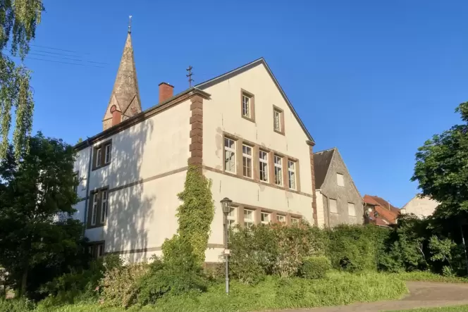 Das Alte Schulhaus in Fehrbach zeigt auf der Rückseite neue Feuchteschäden.