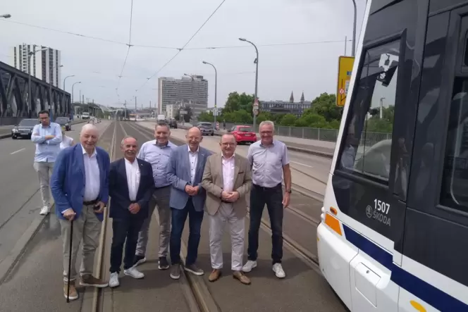 Mit zwei Oberbürgermeistern: Premierenfahrt nach der Sanierung des Zubringers zur Adenauer-Brücke auf Mannheimer Seite.